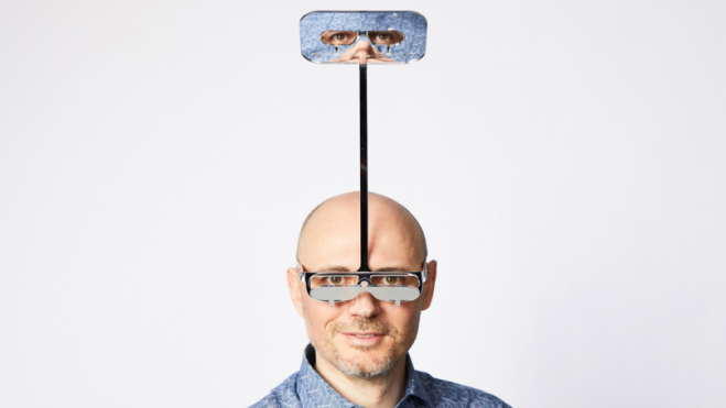 Inventore crea occhiali telescopici per guardare oltre la gente alta durante i concerti!