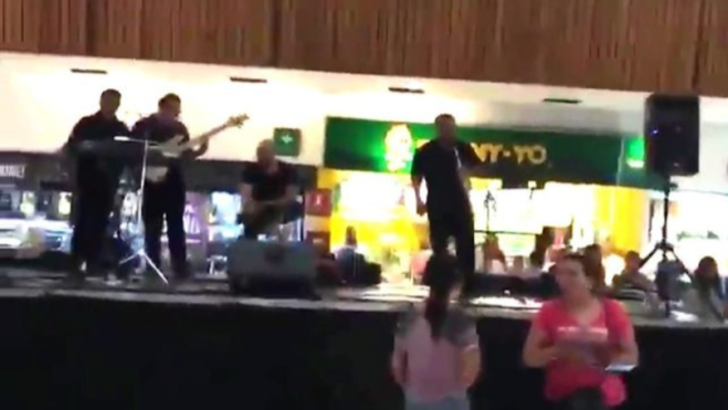 Centro commerciale si allaga: la band comincia a suonare Titanic!