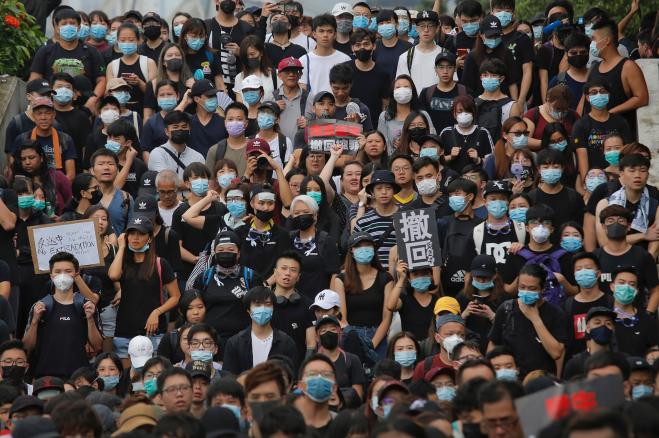 Siti porno chiusi a Hong Kong per incoraggiare le persone ad uscire e protestare!