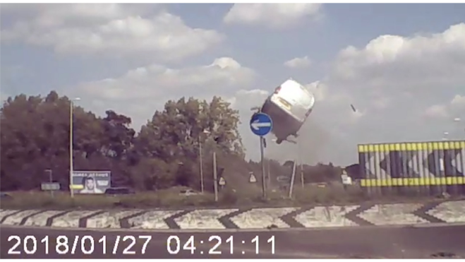 Realizza un salto in autostrada alla “Hazzard”: espulso con ritiro immediato della patente!