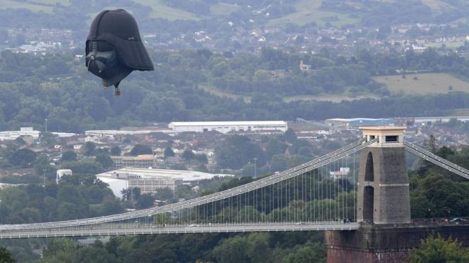 La testa di Darth Vader ha sorvolato l'Inghilterra!