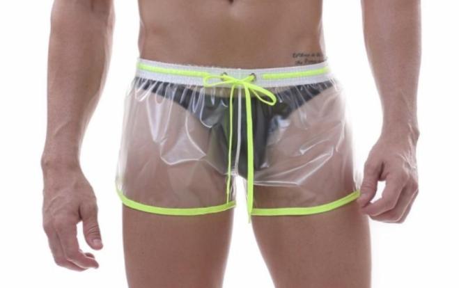 Pantaloncini trasparenti per uomo: l'ultima moda estiva!