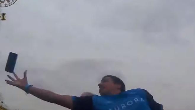 L'eroe che salvò il cellulare al volo del passeggero sulle montagne russe!