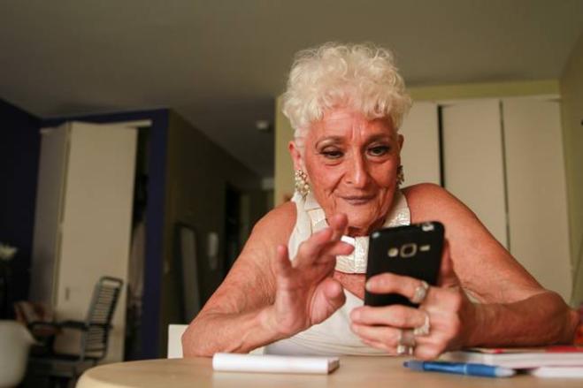 Nonna di 83 anni usa Tinder per trovare uomini più giovani!