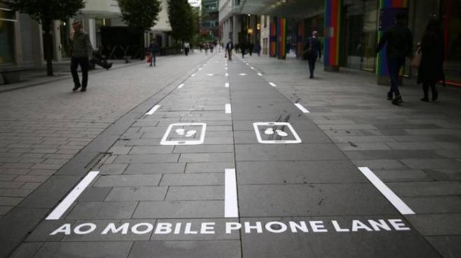 A Manchester arrivano le corsie lente per chi utilizza gli Smartphone in aree trafficate.