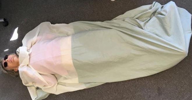 Donna allergica al Wi-Fi costretta a dormire in un sacco a pelo di rame!