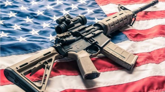 Donna incinta usa un mitra per allontanare i ladri dalla sua famiglia!