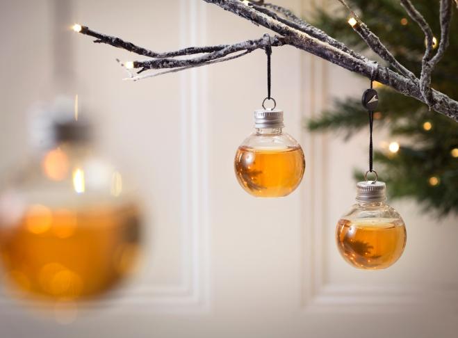 Arrivano le decorazioni natalizie ripiene di Alcol per superare al meglio le feste!