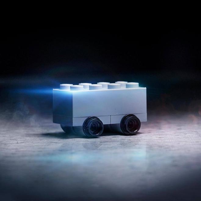 Lego “prende in giro” Tesla e realizza il suo camioncino infrangibile!