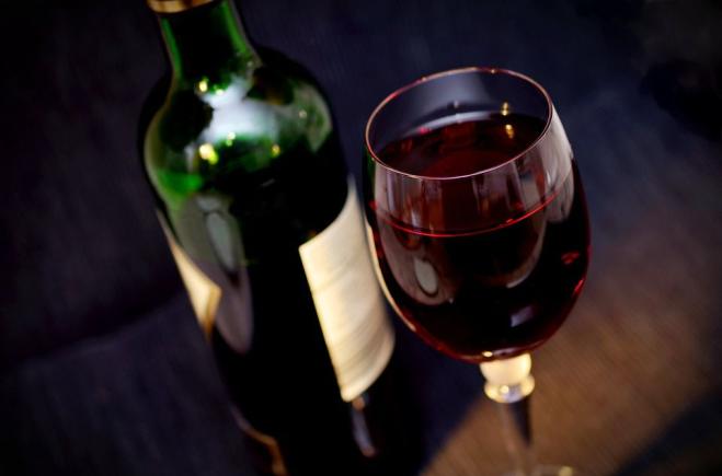 Uno studio ha dichiarato che il vino uccide i germi che causano il mal di gola e la placca dentale!