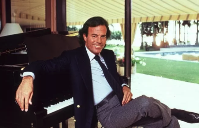 Julio Iglesias fermato con 42kg di cibo in valigia