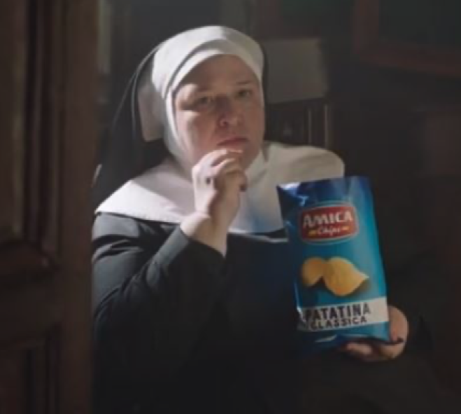 Lo spot di Amica Chips che fa infuriare i cattolici