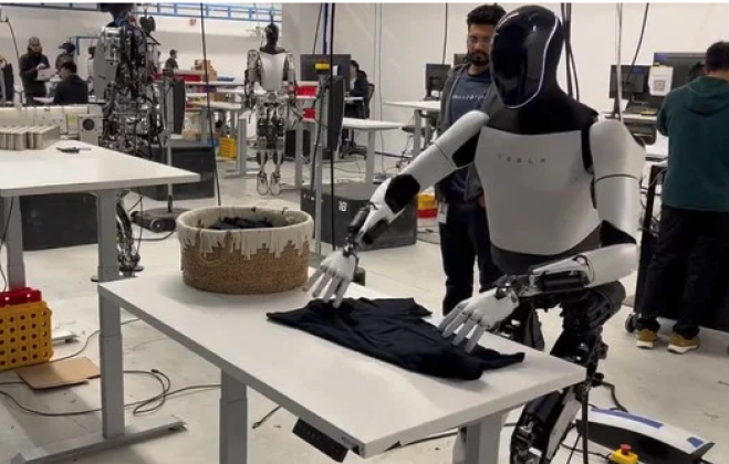 Optimus, il primo robot umanoide che fa i lavori di casa
