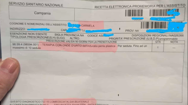 Signora ha il mal di schiena, il medico le prescrive una terapia per il pene curvo