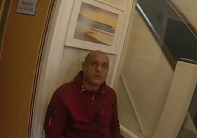 Dipendente di hotel leccava i piedi alle clienti mentre dormivano