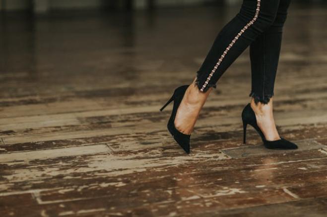 Fa troppo rumore con i tacchi, risarcita la vicina di casa