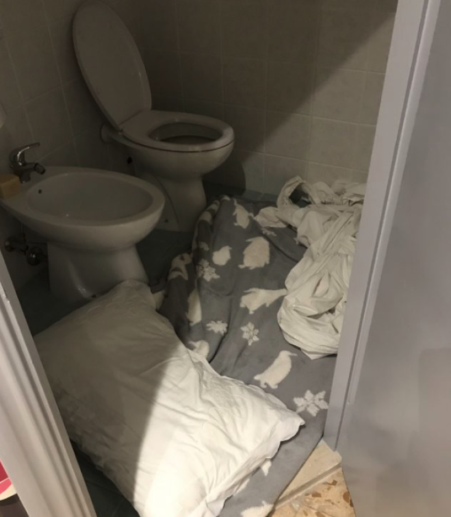 Per risparmiare vive nel bagno aziendale