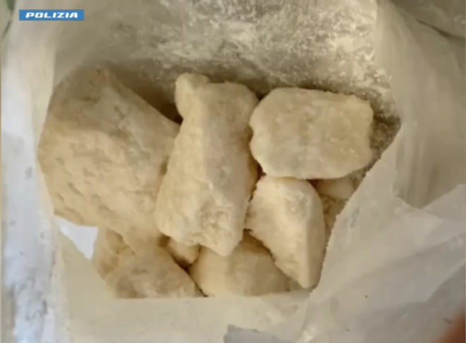 Trovati 2kg di cocaina sotto al materasso in hotel di Milano