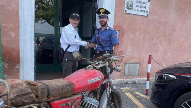 Gli restituiscono la moto rubata nel 1989