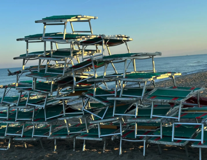 Stabilimenti balneari distrutti dai maranza