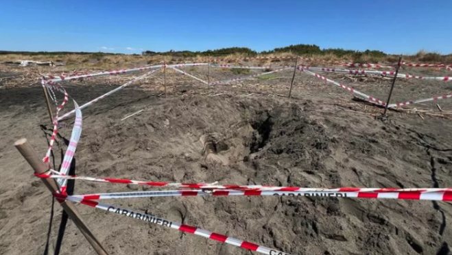 USA, le buche in spiaggia uccidono più degli squali