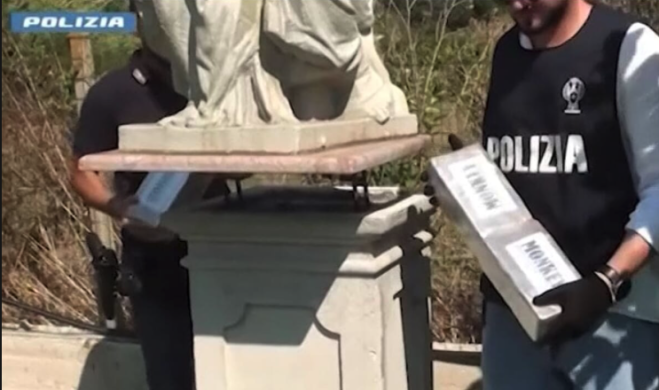 Nasconde 30kg di cocaina sotto a una statua