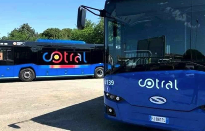 Sequestra un autobus per farsi portare al mare