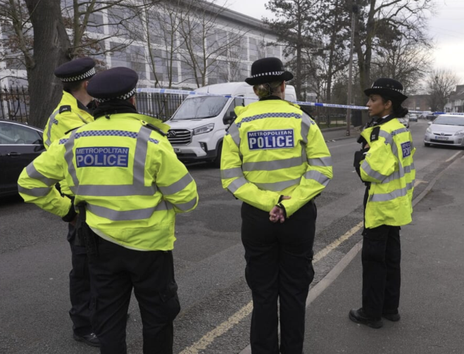 Polizia di Londra, le divise schiacciano testicoli e seni