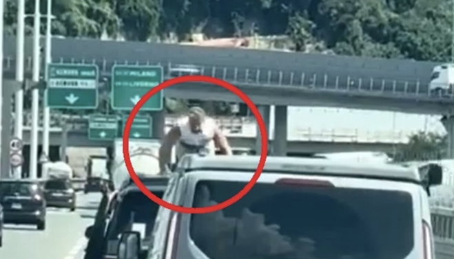 Fa le flessioni sull’auto in movimento