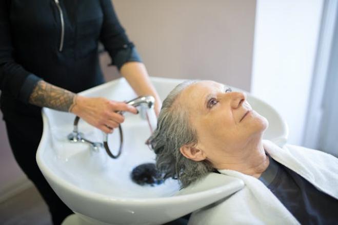 Clienti del parrucchiere cinese perdono i capelli a ciocche