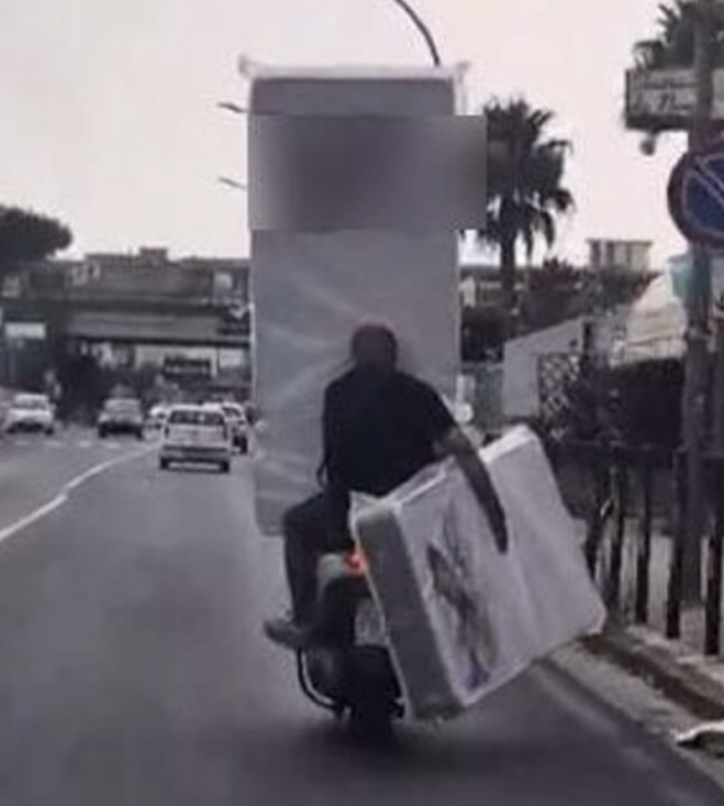 Trasporta i materassi con lo scooter