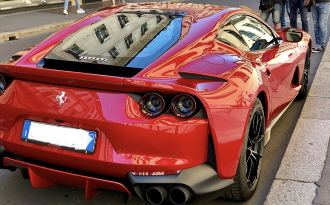Sgasa con la Ferrari in centro e il vigile si complimenta