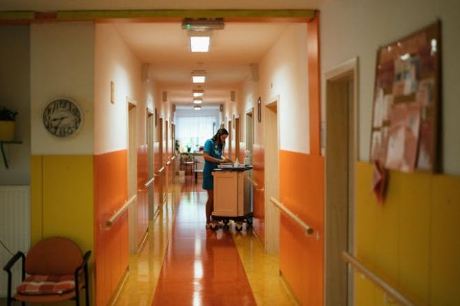 Operatrice sanitaria lavora 6 giorni in 9 anni