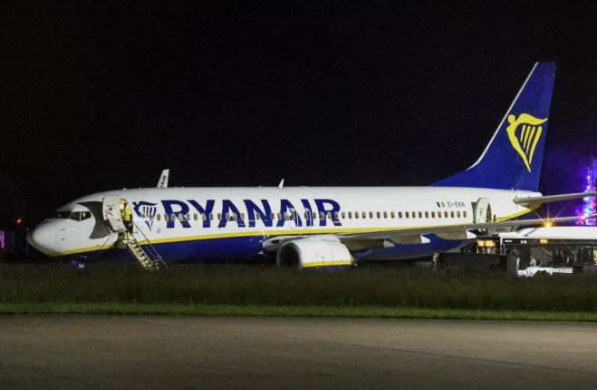 Passeggeri Ryanair strappano a morsi i loro passaporti
