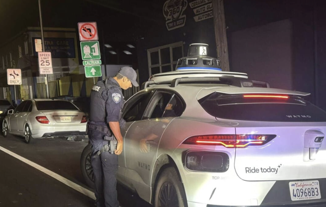 Polizia ferma un’auto ma a bordo non c’è nessuno