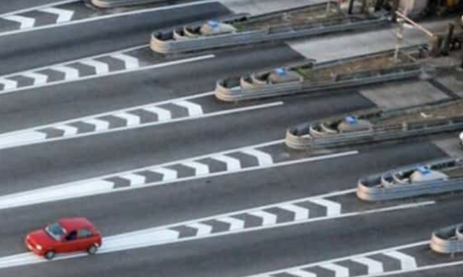 Scende per pagare il pedaggio e l'auto riparte da sola