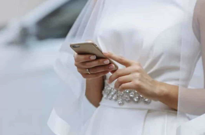 Legge sull'altare i messaggi hot dello sposo con la sua amante