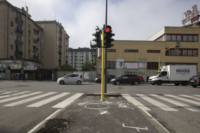 Lumaca manda in tilt un semaforo