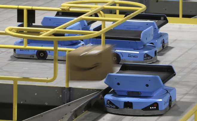 Amazon pronta a sostituire dipendenti con robot