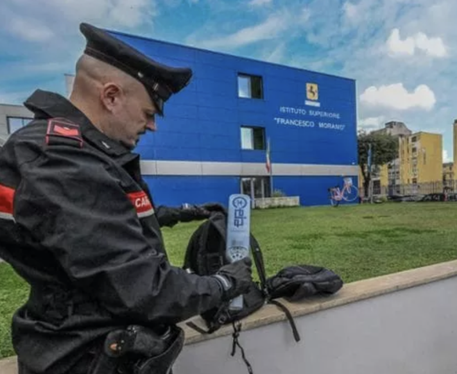 Napoli, arriva il metal detector nelle scuole