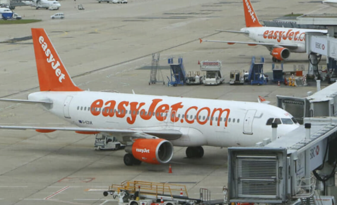 Scatta una foto all’aereo e non lo fanno salire