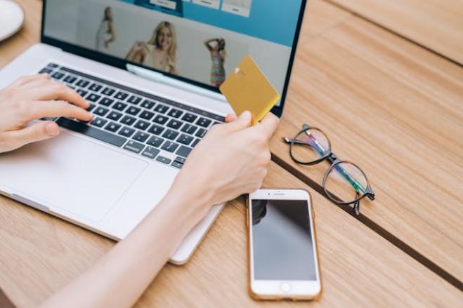 Usa la carta aziendale per comprare 220mila euro in cartucce per stampante