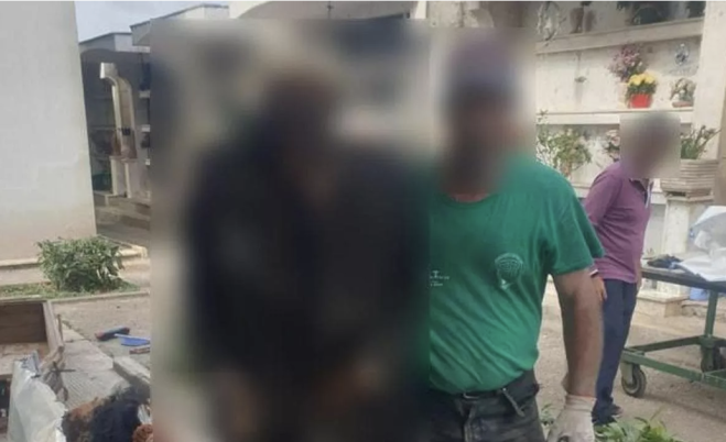 Salento, in posa con il morto