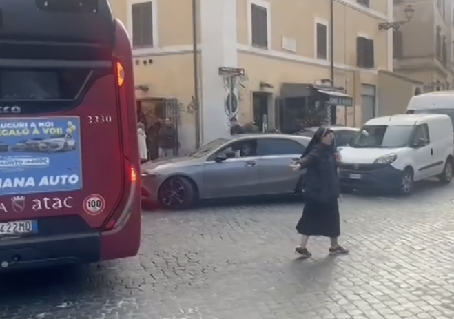 Roma, suora sblocca ingorgo dirigendo il traffico