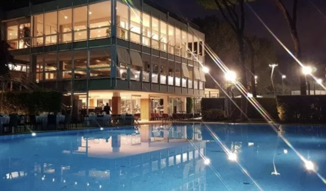 Licenziata per aver dato del tu a socia del Circolo Canottieri Roma