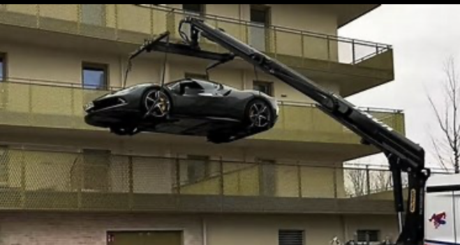 Parcheggia la Ferrari sul balcone, vicini infuriati