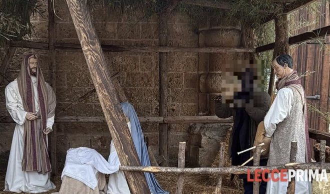 Si mimetizza nel presepe per sfuggire alla cattura