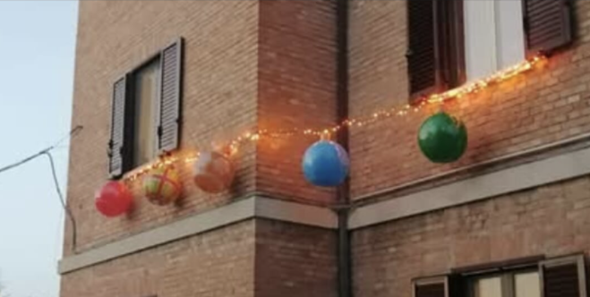 Appendono 5 palle per Natale ma i vicini protestano