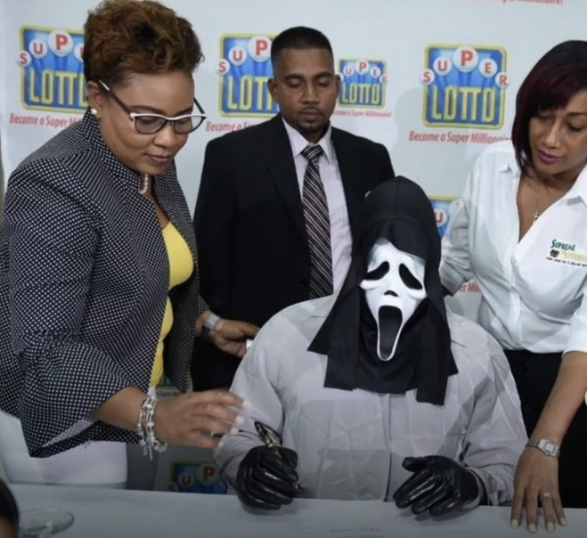 Vince la lotteria e indossa una maschera per non farsi riconoscere dalla famiglia