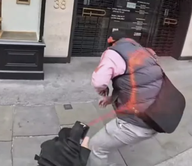 Londra, i pickpocket imbrattati di rosso